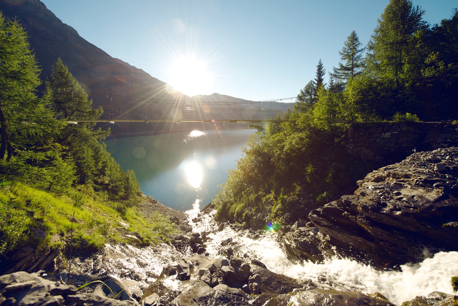 Panorama alpin sur le lac du barrage